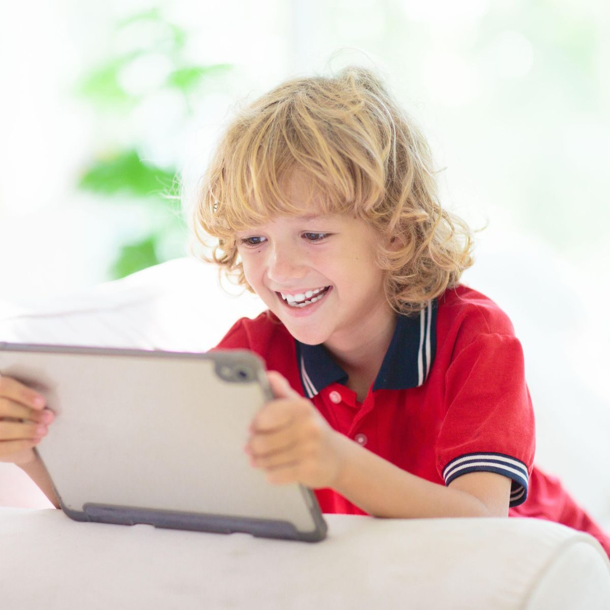 leerling oefent spelling thuis