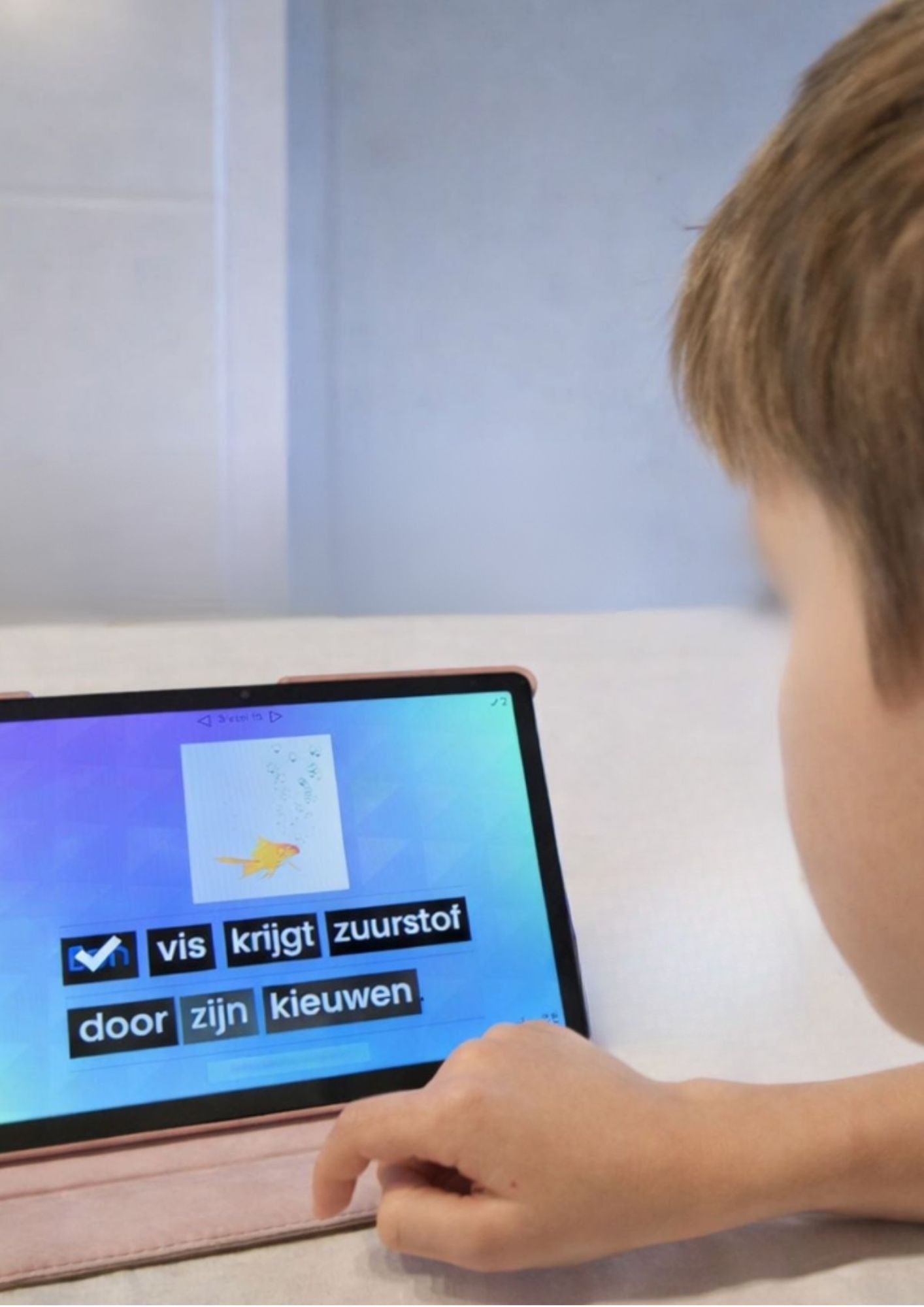 jongen achter laptop. website