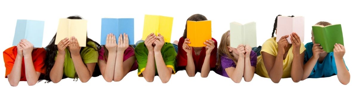 Kind leest een boek over een persoonlijke interesse zoals voetbal, dieren of gamen.